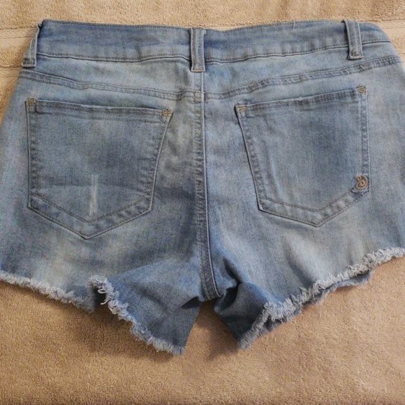 Distressed shorts - Picture 2 of 2